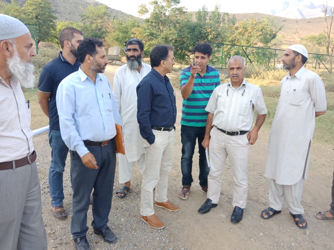 dhpm_jk's tweet photo. Sh. Syed Shahnawaz Ahmad Bukhari, Director #Horticulture #Planning &amp; #Marketing along with his Team members visited to #Fruit &amp; #Vegetable Market at Zazna Ganderbal on his very first day of #assumption the #Charge as Head of the #Department. https://t.co/HDfflzpjaV