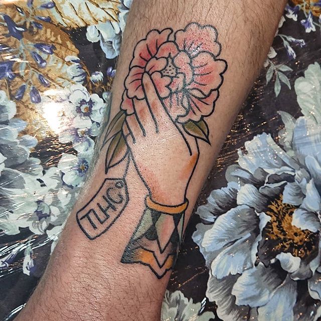 milliemaze's tweet photo. Traditional hand and peony for his mom 🌺
#tattoo #traditionaltattoo #traditionalhand #traditionalflower #idahotattooers #ladytattooers https://t.co/wuUe0CL4xU https://t.co/WlTQ7eVyBa