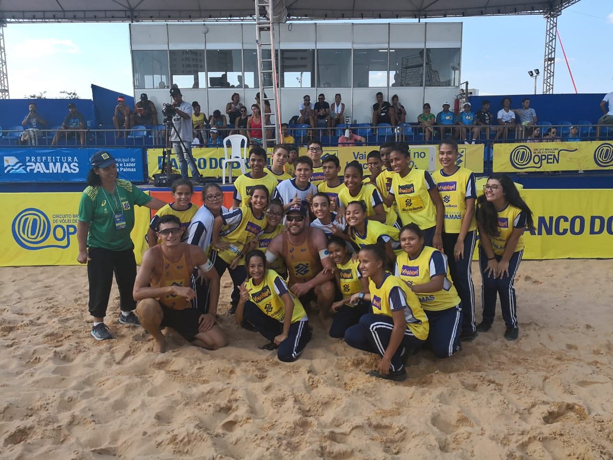 Estamos na semifinal aqui em Palmas. E o melhor momento do dia foi esse encontro com a garotada do 'VivaVôlei', recompensa das duas vitórias de hoje. Amanhã vamos enfrentar George/Thiago na semifinal a partir das 10h! Vamos com tudo!
#circuitobrasileiro #duplacapixaba #confianca https://t.co/tkyTIyS72H