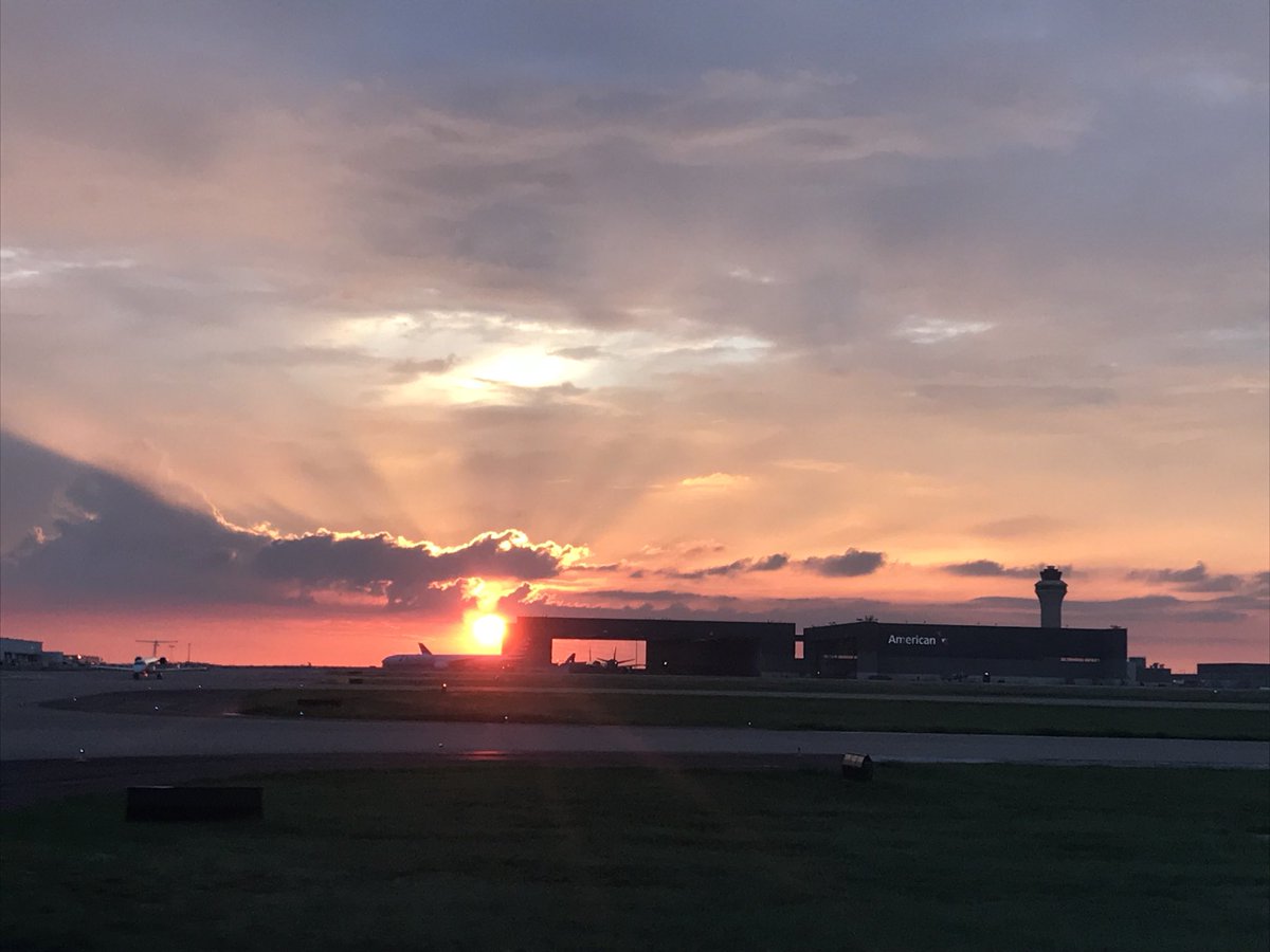 ideateinatx's tweet photo. Not a bad view after the rain at DFW with @AmericanAir https://t.co/8zibjqRgzu