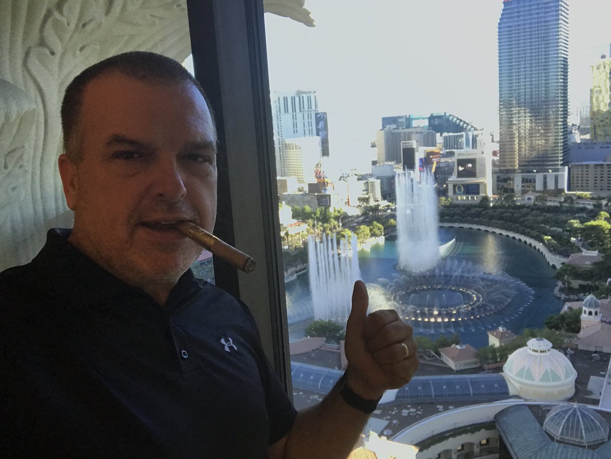 Enjoying a cigar and a Fountain show before heading to Too Golf. #aibrainshare18