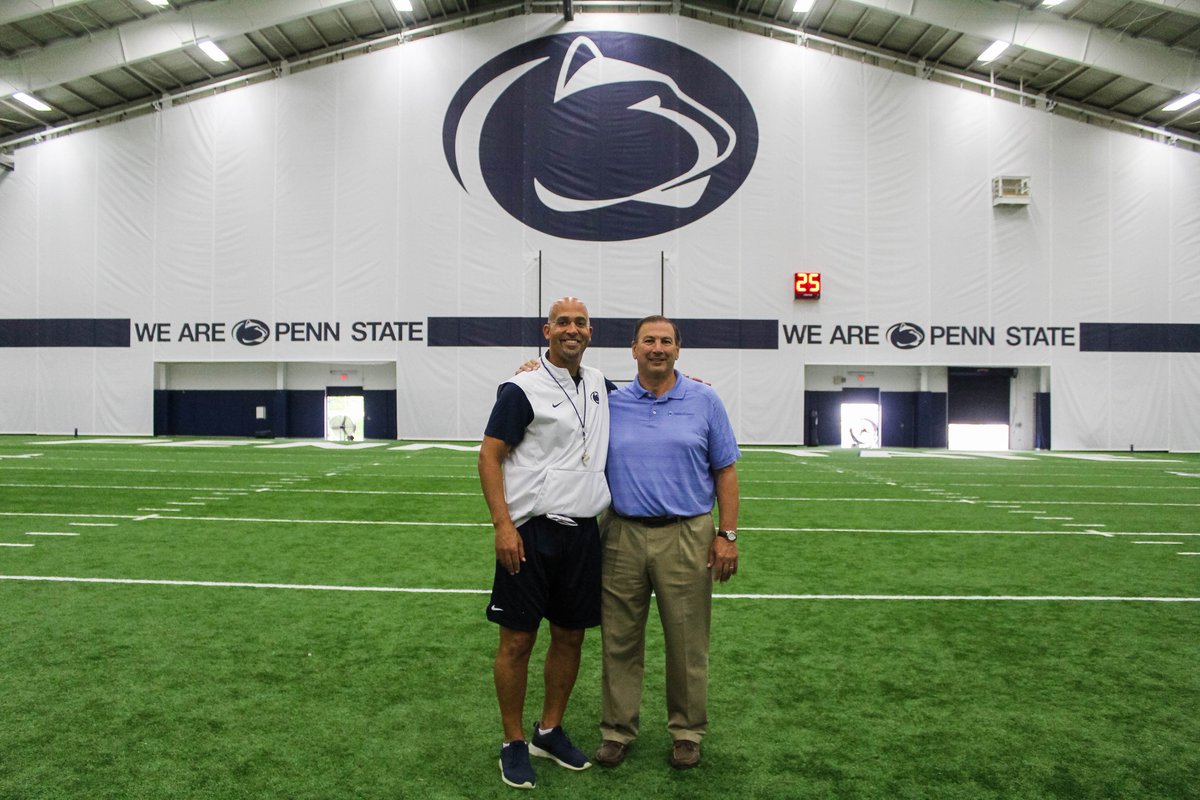 PennStateFball's tweet image. It was a pleasure to have #PennState Letterman &amp;amp; 1973 @HeismanTrophy winner, John Cappelletti, join us at today's practice! He will serve as the Nittany Lions' Honorary Captain vs. Kent State! 🏆

#WeAre