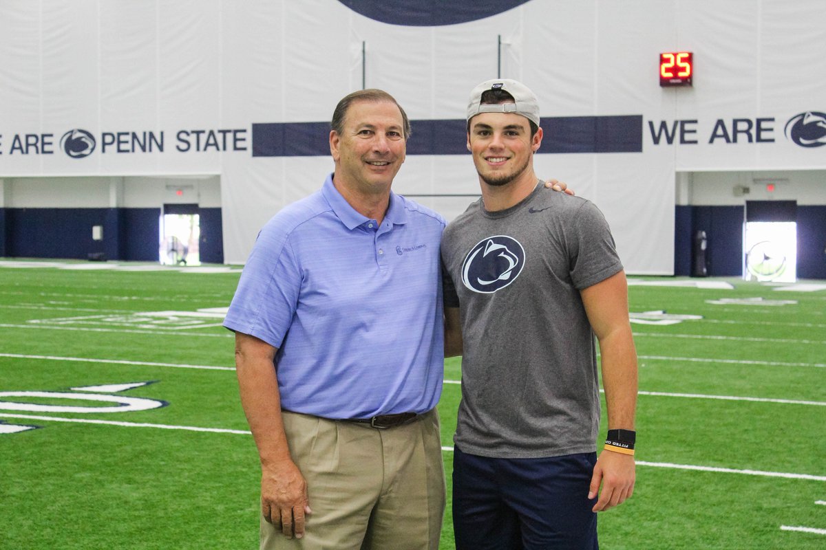 PennStateFball's tweet image. It was a pleasure to have #PennState Letterman &amp;amp; 1973 @HeismanTrophy winner, John Cappelletti, join us at today's practice! He will serve as the Nittany Lions' Honorary Captain vs. Kent State! 🏆

#WeAre