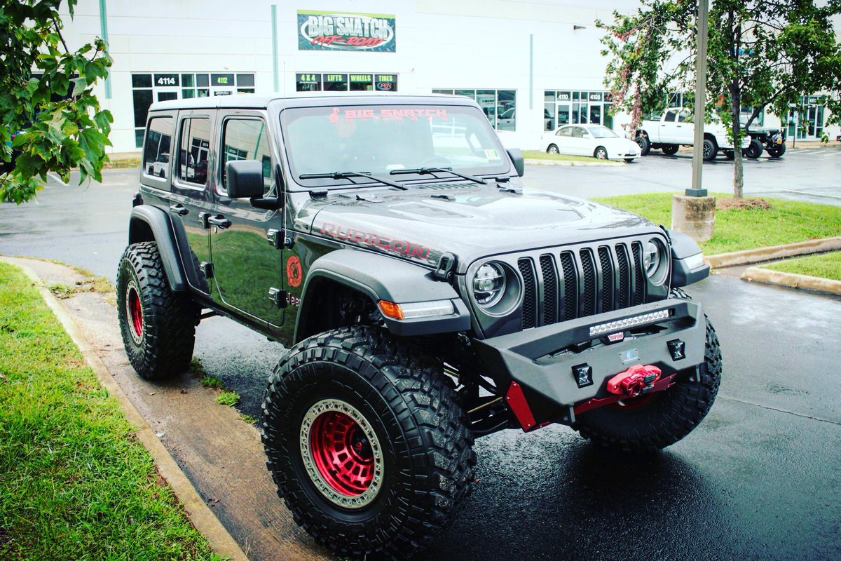 Rolling into the weekend with this Big Snatch JLU build @hammerheadarmor JL Ravager Series Stubby Bumper Accent Plates custom CERAKOTE by High Velocity Arms @warnindustries ZEON PLATINUM 10S Winch @factor55llc UltraHook in red @rigidindustries - LEDs MIDNIGHT EDITION D-SERIES PRO