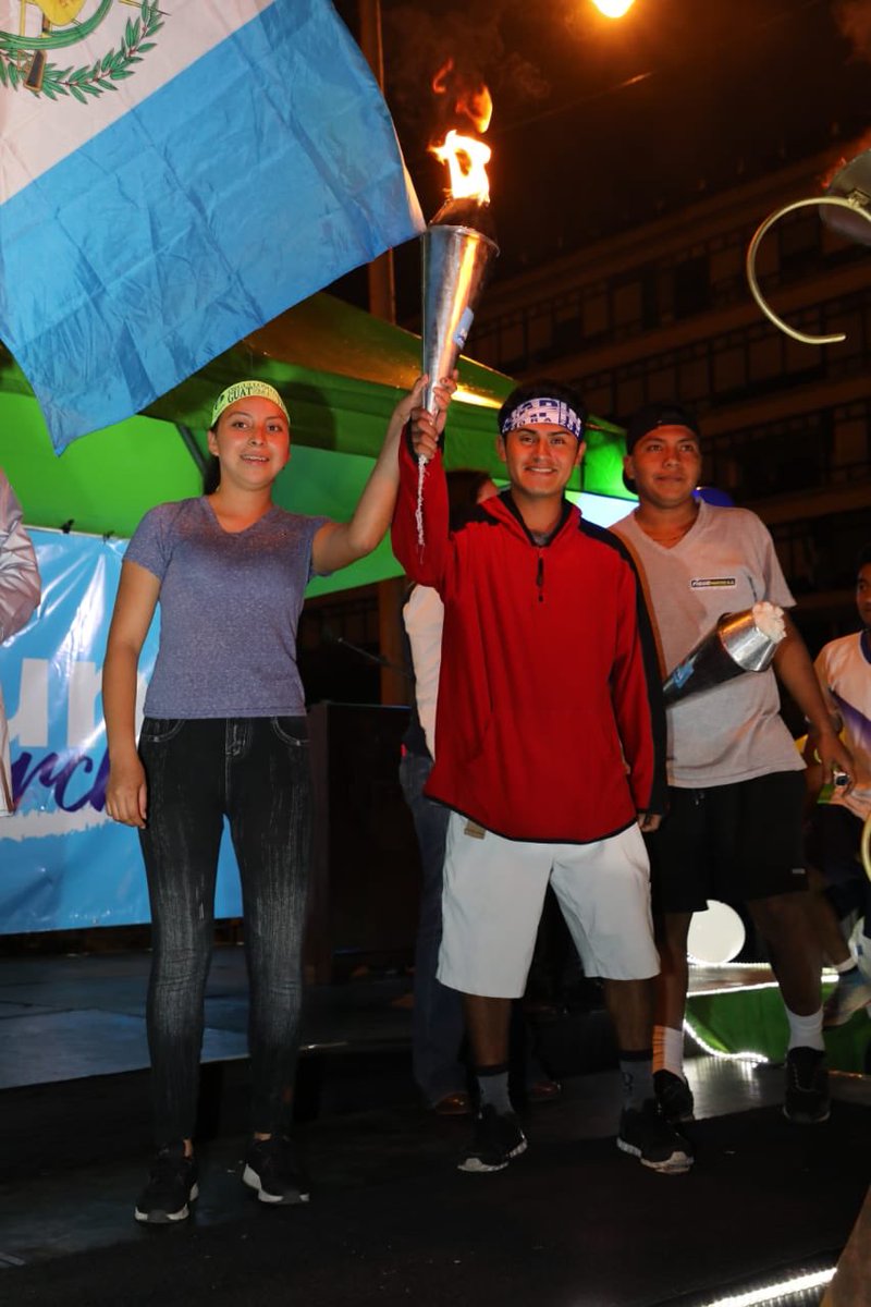 muniguate's tweet image. Con la presencia de la esposa del Alcalde de la Ciudad, jóvenes encienden el fuego patrio para recorrer las calles y demostrar así su amor por Guatemala. 🇬🇹 

#GuatemalaValeLaPena 
#CivismoGT #MuniGuate
