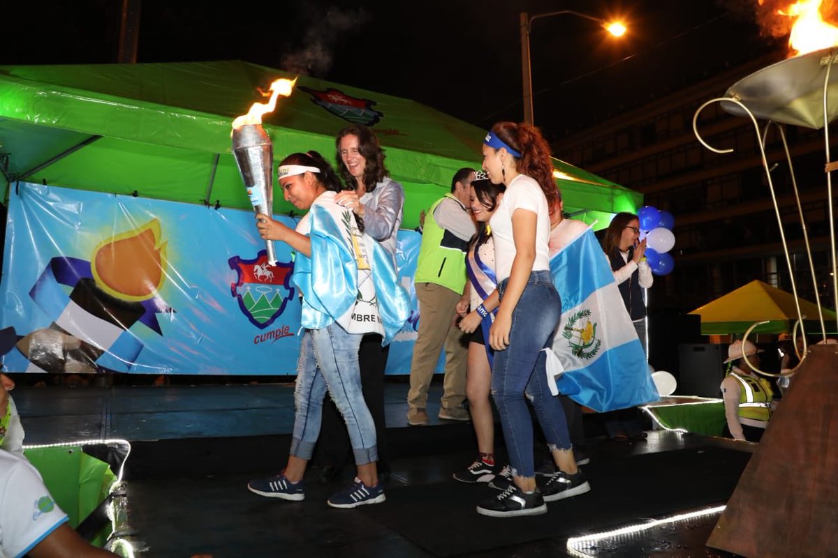 muniguate's tweet image. Con la presencia de la esposa del Alcalde de la Ciudad, jóvenes encienden el fuego patrio para recorrer las calles y demostrar así su amor por Guatemala. 🇬🇹 

#GuatemalaValeLaPena 
#CivismoGT #MuniGuate
