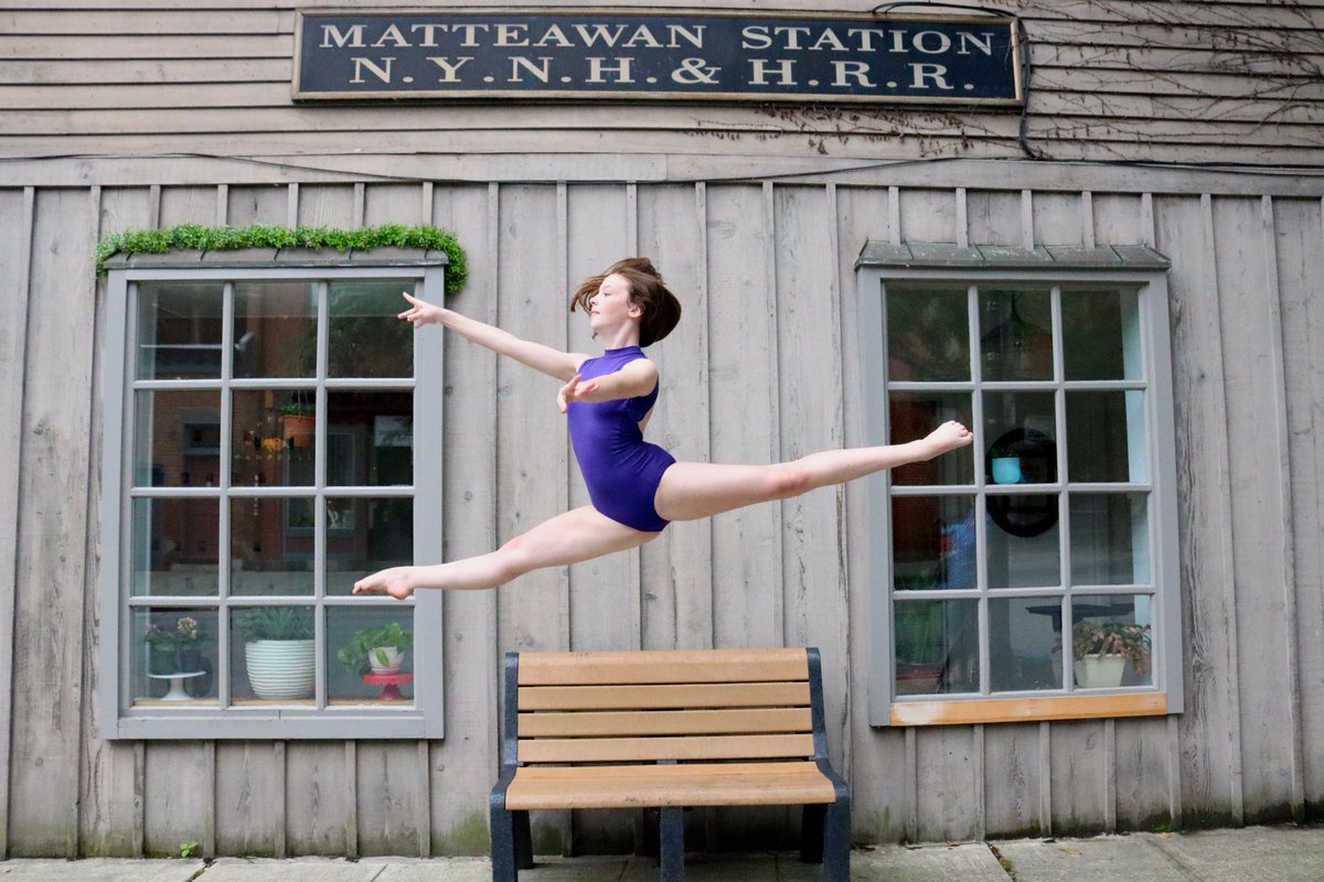 DarcysAcademy's tweet photo. Emma in Beacon 
@DeannaOneillphotography #dance #dancer #leap #jete  #beautiful https://t.co/FqL53oeEQY