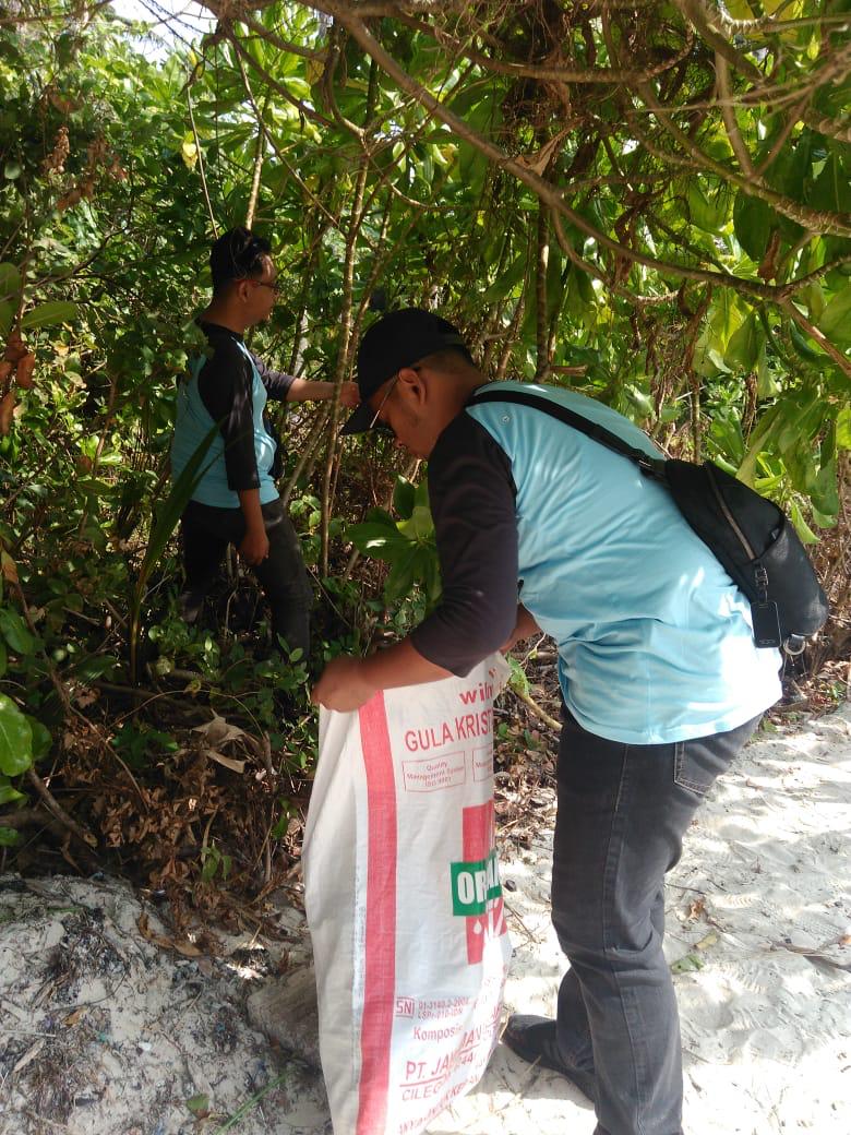 pertamina's tweet photo. World Cleanup Day merupakan gerakan global yang menghubungkan orang-orang dan organisasi di seluruh dunia dengan tujuan membuat planet bersih dari sampah. 

#pertaminakarimunjawa #worldcleanupday https://t.co/Of1a7tDRxA