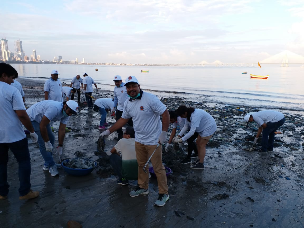 IOCLMumbaiDO's tweet photo. Swachta Abhiyan by Team #IndianOil at Mahim Beach. Thank you Rabia & Indranil for your initiative #cleanmahimbeach @MoPNG_eSeva @IndianOilcl @IOCRetail https://t.co/aUpQnm11fU
