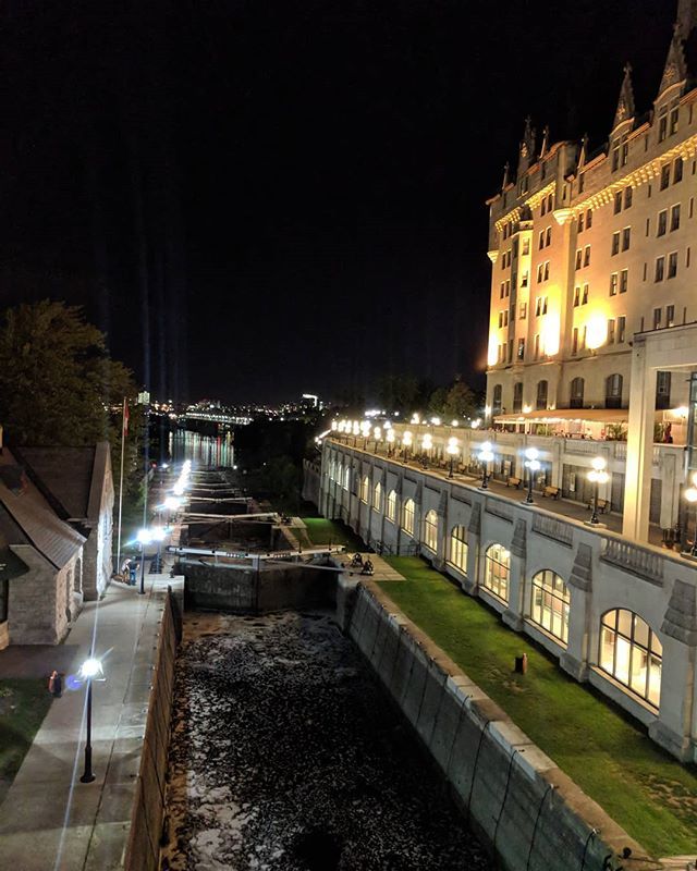 SlaterOnTheMic's tweet photo. Walk by this everyday and rarely take the time to take it in. #ottawalocks #rideaucanal #ottawa #myottawa #nightfeels #cityscape #nightvibes #nightlifeottawa https://t.co/XzsSgDuN8b