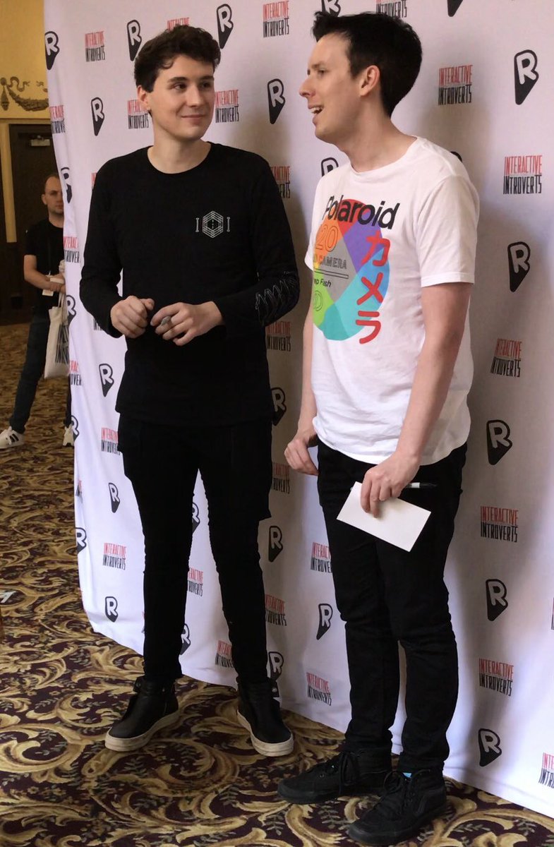 softsmiling's tweet image. right after my m&amp;amp;g i tweeted about how Loud they were bc i was talking and dan was doing This like how am i supposed to focus when this is occurring in front of my own eyeballs