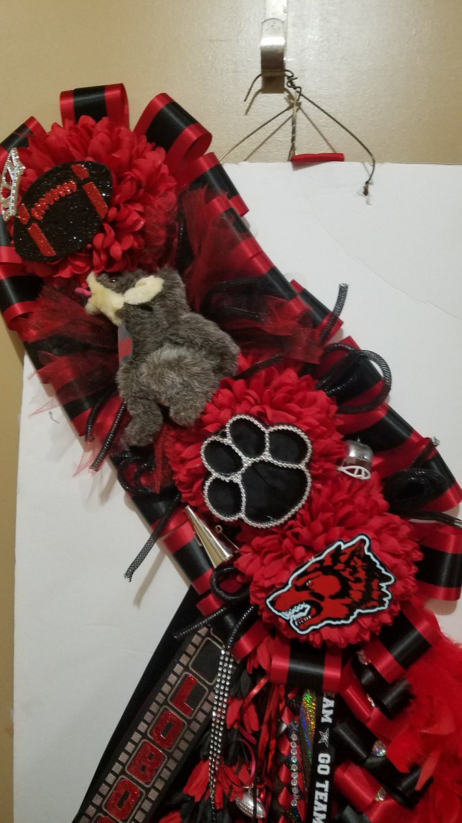MaryJanePiwa's tweet photo. PHS Lobos Triple Sash Mum....made by orders Only. Order yours today.
#Homecoming #phslobopride #football https://t.co/FwxEaDXhwY