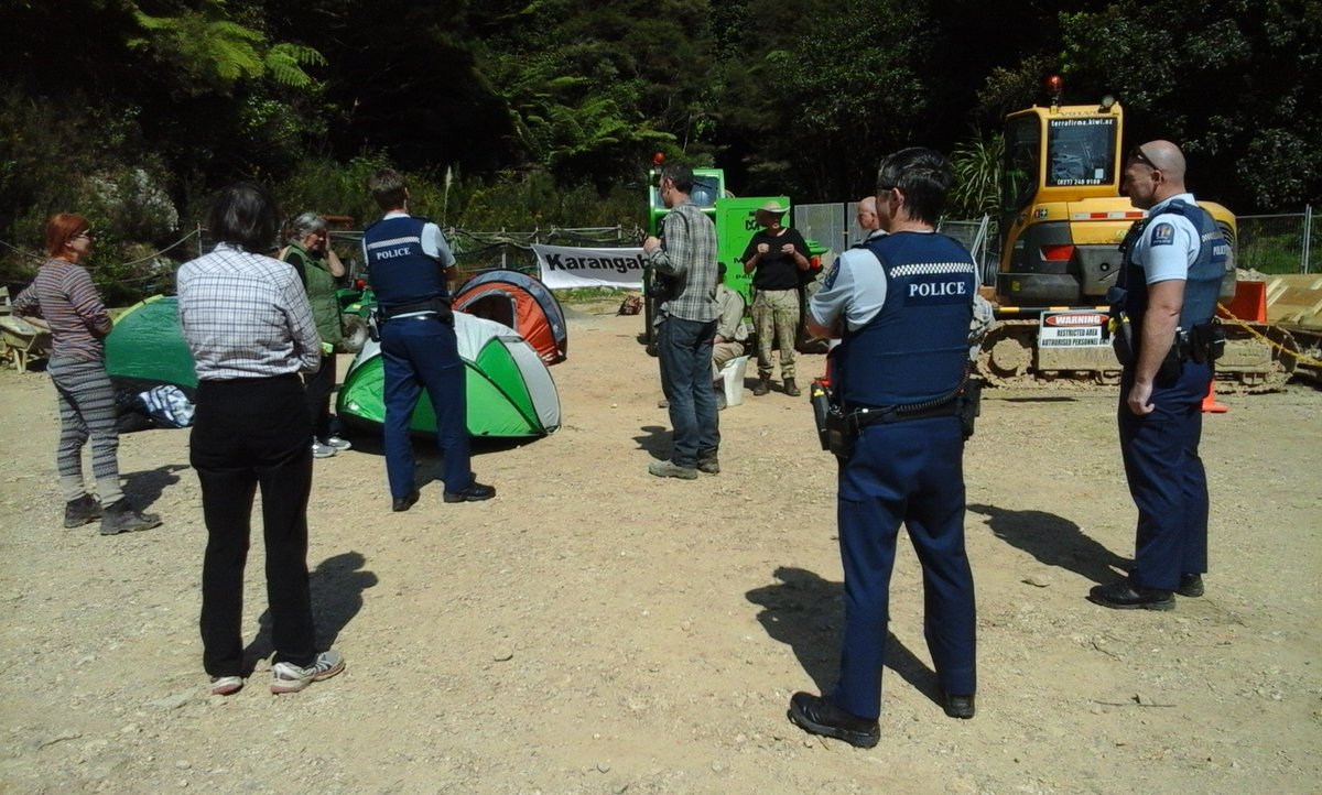 CatRoseCroft's tweet image. The police arrived and arrested 5 activists. Thank you @lulasticblog and @greencatherine for standing up for the environment! 💚💚💚