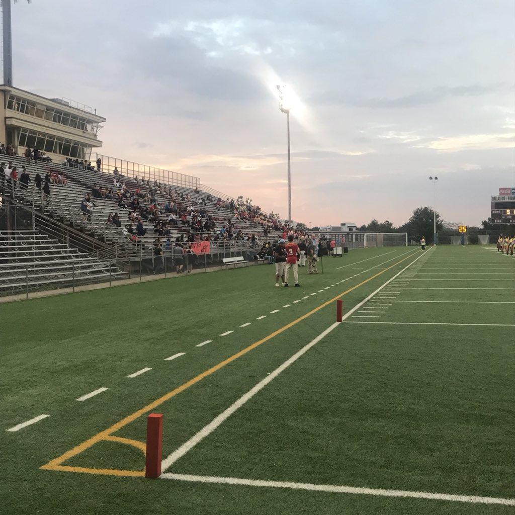 HHSCollegiate's tweet photo. @PanthersHHS #FeederNight Friday night lights! Itβs a great day to be a Panther! #PantherPride @dallasschools @MelodyPaschall1 @MarshallforDISD https://t.co/siUXyrv6Tj