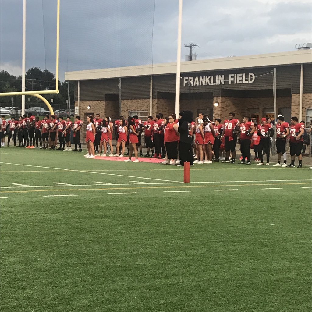 HHSCollegiate's tweet photo. @PanthersHHS #FeederNight Friday night lights! Itβs a great day to be a Panther! #PantherPride @dallasschools @MelodyPaschall1 @MarshallforDISD https://t.co/siUXyrv6Tj