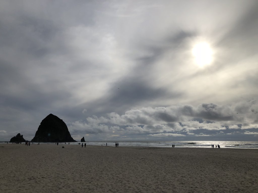 KristinWallsWX's tweet image. A chilly, but beautiful afternoon on the Oregon coast! #haystackrock