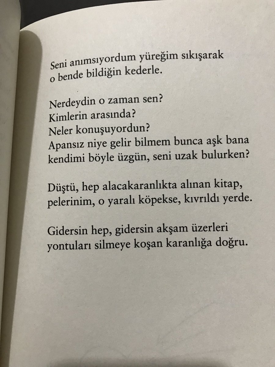 drpenaber's tweet photo. Geçmedik sınır bırakmamıştı yaşlı adam kendi ülkesinde...... General Arroyo ise ya buradaki sınır diye elini yüreğine götürerek karşılık vermişti. Yalnızca geceleri geçmeye cesaret edebildiğimiz bir sınır var demişti Koca Gringo... 
Oradayım işte. Bacaklarım kaskatı... https://t.co/XCr5AMWB8o