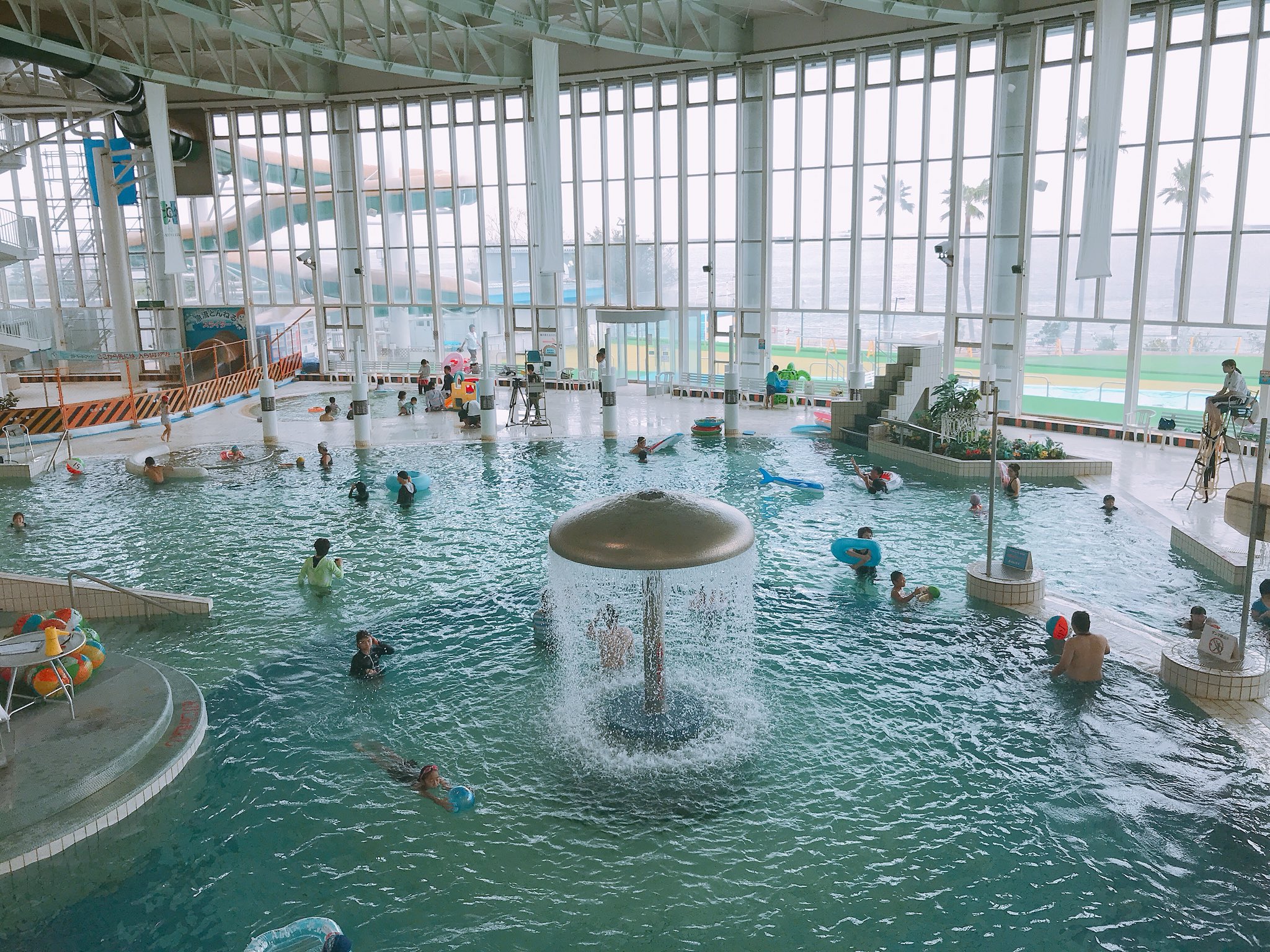 Uzivatel リゾ鳴尾浜 公式 Na Twitteru お待たせいたしました 今日から営業再開です 屋外プール 屋内スライダーはご利用いただけませんが かもめの湯ではあひるが待ってます 大人同伴でお子様無料なので 皆さん是非お越しください リゾ鳴尾浜 あひる