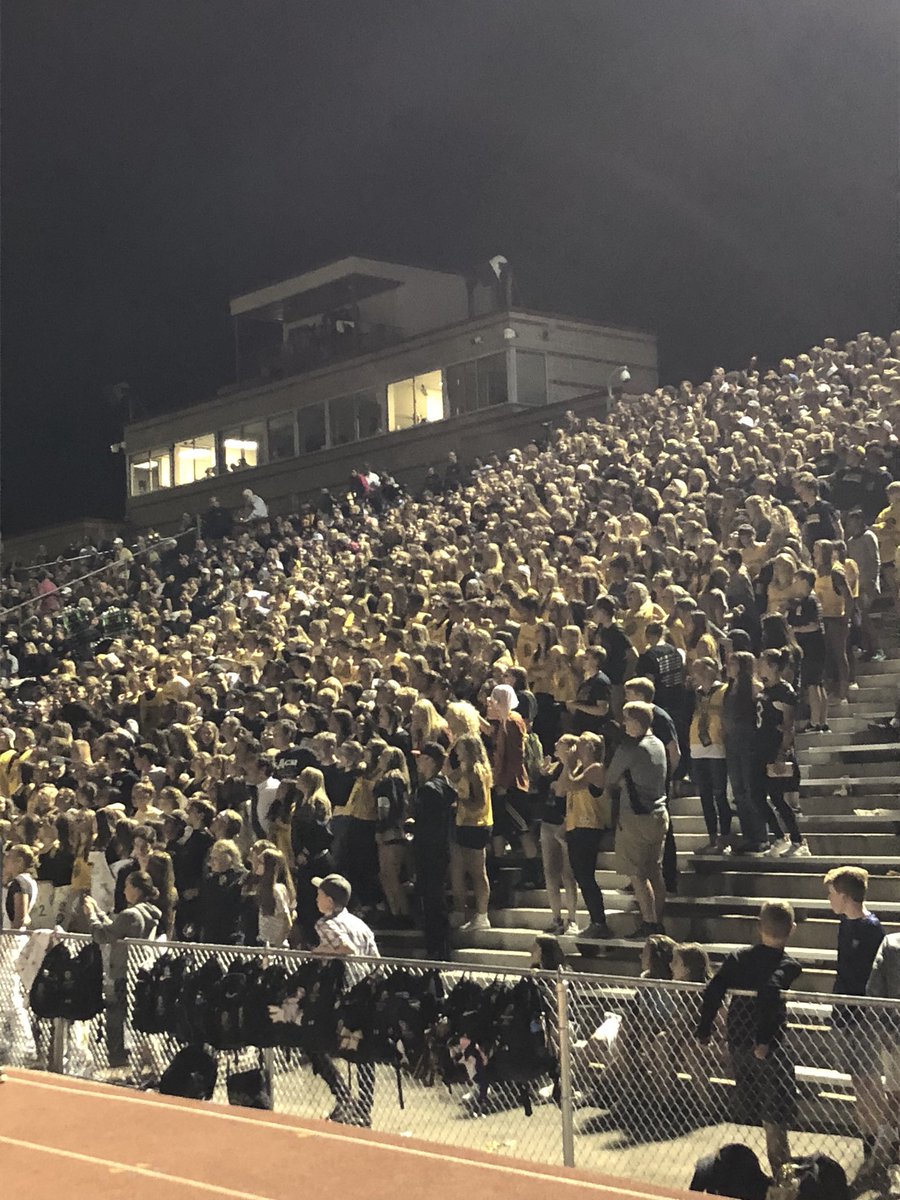 PrincipalSisler's tweet photo. @Arapahoe_FB strikes with 8:09 left in the 4th to take the lead 7-3! #6 Lukasiewicz connects with #8 Hansen. #WarriorPride #HOCO2018 https://t.co/E8IKjUjakR