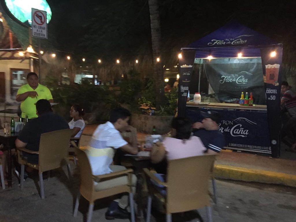 YadeCastillo1's tweet photo. #SMANic21 En este #SeptiembreVictorioso San Juan del sur a esta hora de la noche #NicaraguaQuiereSeguridadyPaz todos sus negocios llenos de turistas #NicaraguaQuierePaz vamos avanzando en paz y seguridad #BLDPA https://t.co/lI6unhFnAX