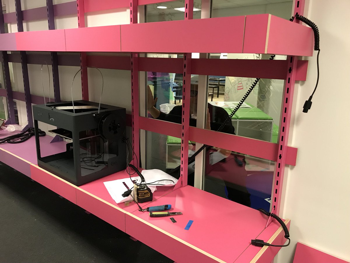 FBentler's tweet photo. Der knokles i @TekX_RK for at blive færdige til åbningsdag den 19/9. Her er #hippomini igang med at bygge 3D printstation i produktionszonen.
@CraftBot3D #3DPrint #customdesign #fremtidensskole #skolechat #rødovre #dukanfådetligesomduvilhavedet https://t.co/SNgkGqeCl4