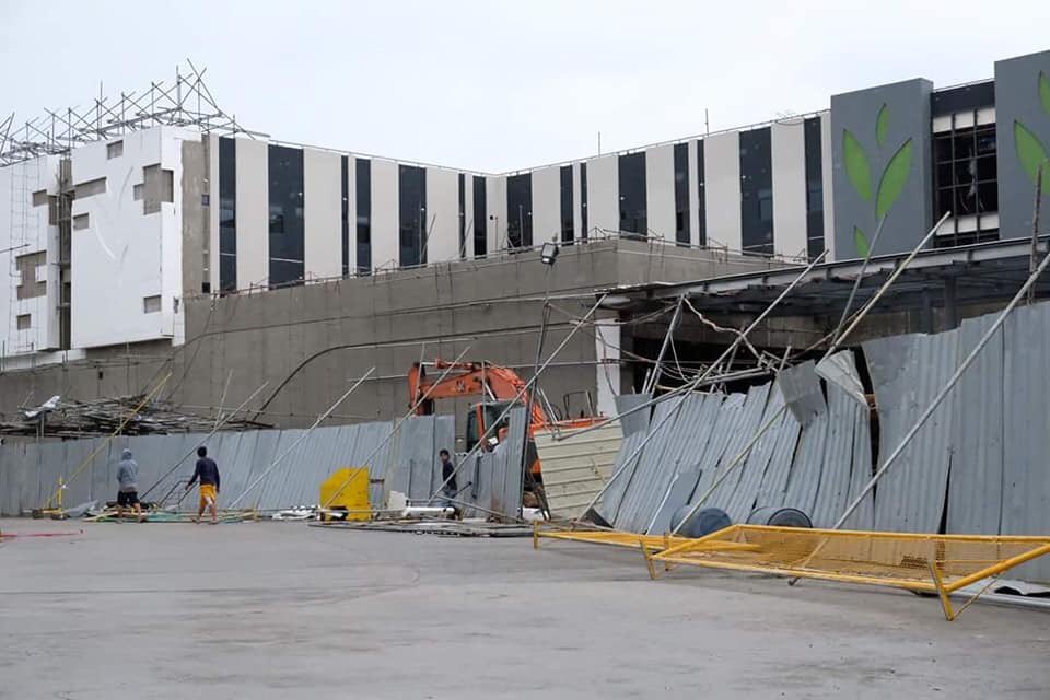 csukomyu's tweet photo. #KomyUnityReport | Ranie Udarbe’s Facebook post | Look: The aftermath of #TyphoonOmpong in Tuguegarao City, Cagayan.
Heavily damaged infrastructures and homes and uprooted trees. The city is also experiencing power outages. https://t.co/nsuq1WSFrY