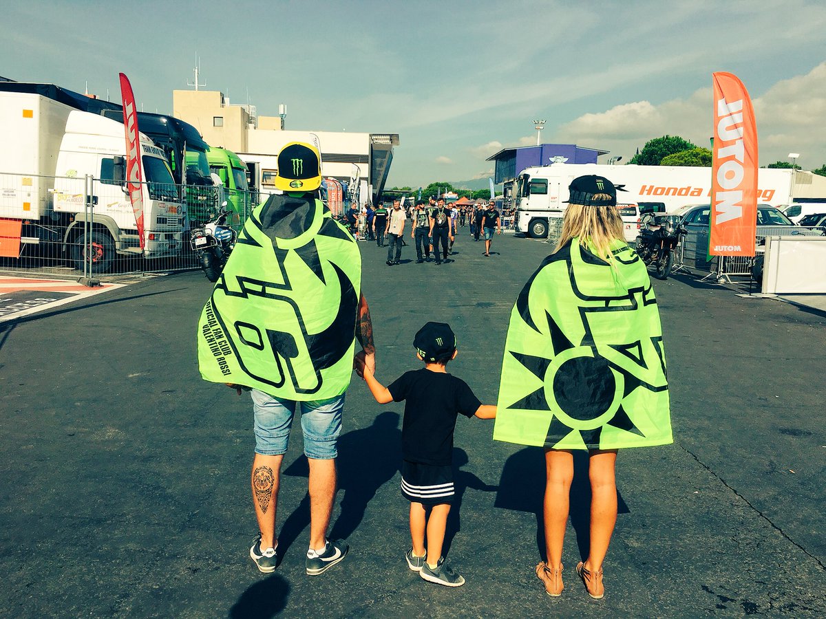 Famille 46...
#angefranceschi #pocketbike #boldor #boldor2018 #bol2018 #circuitpaulricard #paulricardcircuit #lecastellet #valentinorossi #valentinorossi46 #vr46 #vr46fans #popologiallo #forzavale #forzavale46 #valeyellow #valeyellow46 #iostoconvale #thedoctor46 #rossifumi