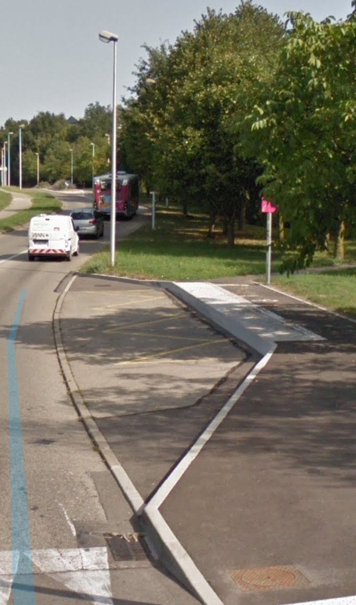 carconducteur's tweet photo. 🚨🚩 Voici le type d'#arrêt où il est parfaitement #impossible de s'#arrêter #correctement à #quai, ce qui rend impossible d'ouvrir d'autres #portes qu'à l'avant, cela rend aussi impossible de prendre les #PMR #personnes à #mobilités #réduites et les #poussettes aussi ! 👎 https://t.co/gcIPlig8AE