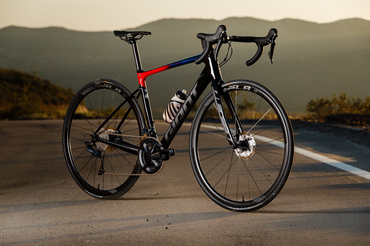 A frame redesign on the Defy disc and it's looking 😍 who wants one?! 

giant-bicycles.com/gb/defy-disc-r…