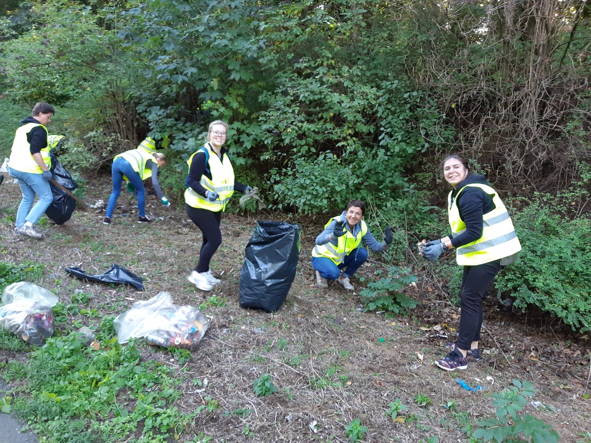 NorautoFr's tweet photo. C'est avec sourire et bonne humeur que nos équipes remplissent leur mission : nettoyer la planète en un jour !! #WorldCleanUpDay https://t.co/y3LdmoSm6b