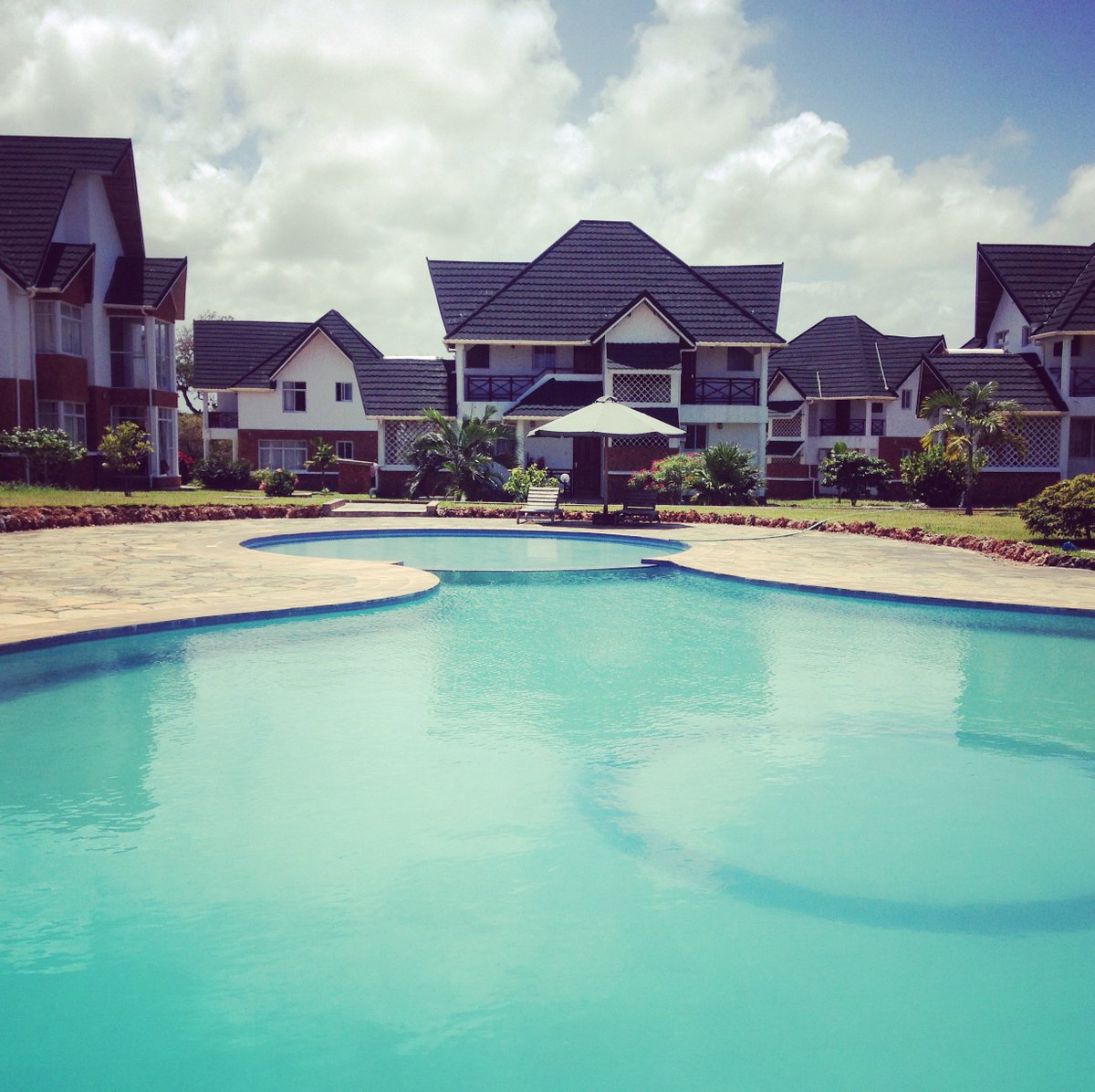 goldfishpr's tweet photo. Surprise loved ones this wkend with a serene night in #Southcoast #villa. No disturbance. 25 min drive from #Ukunda. Only Kshs 16,000.00/ USD160-that is 53.3USD per couple! whole villa- 3BR Ensuite. Kitchen-set. Get your starter pack! Ephraim Gold+254710968007 #BlueWaterResort https://t.co/fsxmOrhctS