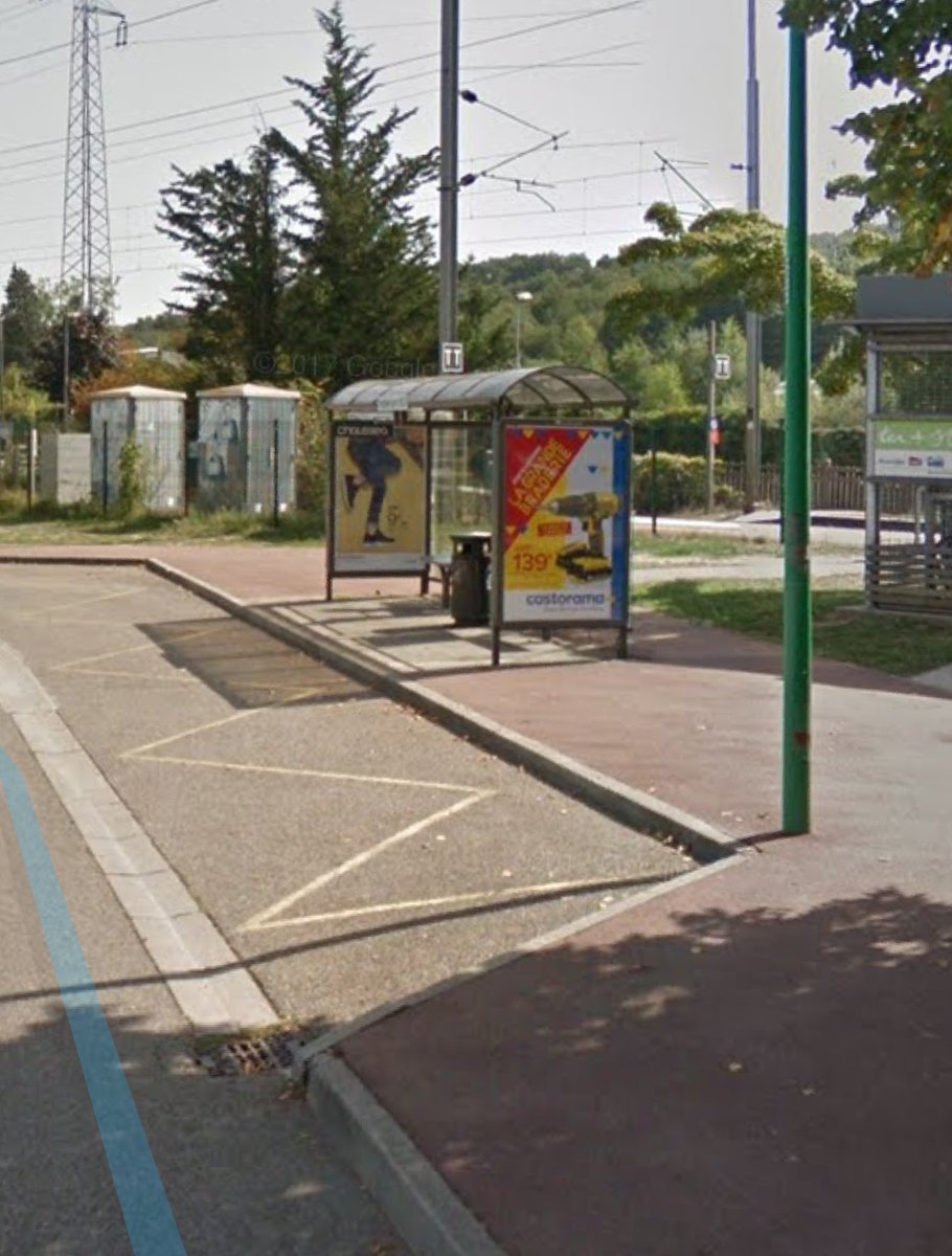 carconducteur's tweet photo. 🚨🚩 Voici le type d'#arrêt où il est parfaitement #impossible de s'#arrêter #correctement à #quai, ce qui rend impossible d'ouvrir d'autres #portes qu'à l'avant, cela rend aussi impossible de prendre les #PMR #personnes à #mobilités #réduites et les #poussettes aussi ! 👎 https://t.co/gcIPlig8AE