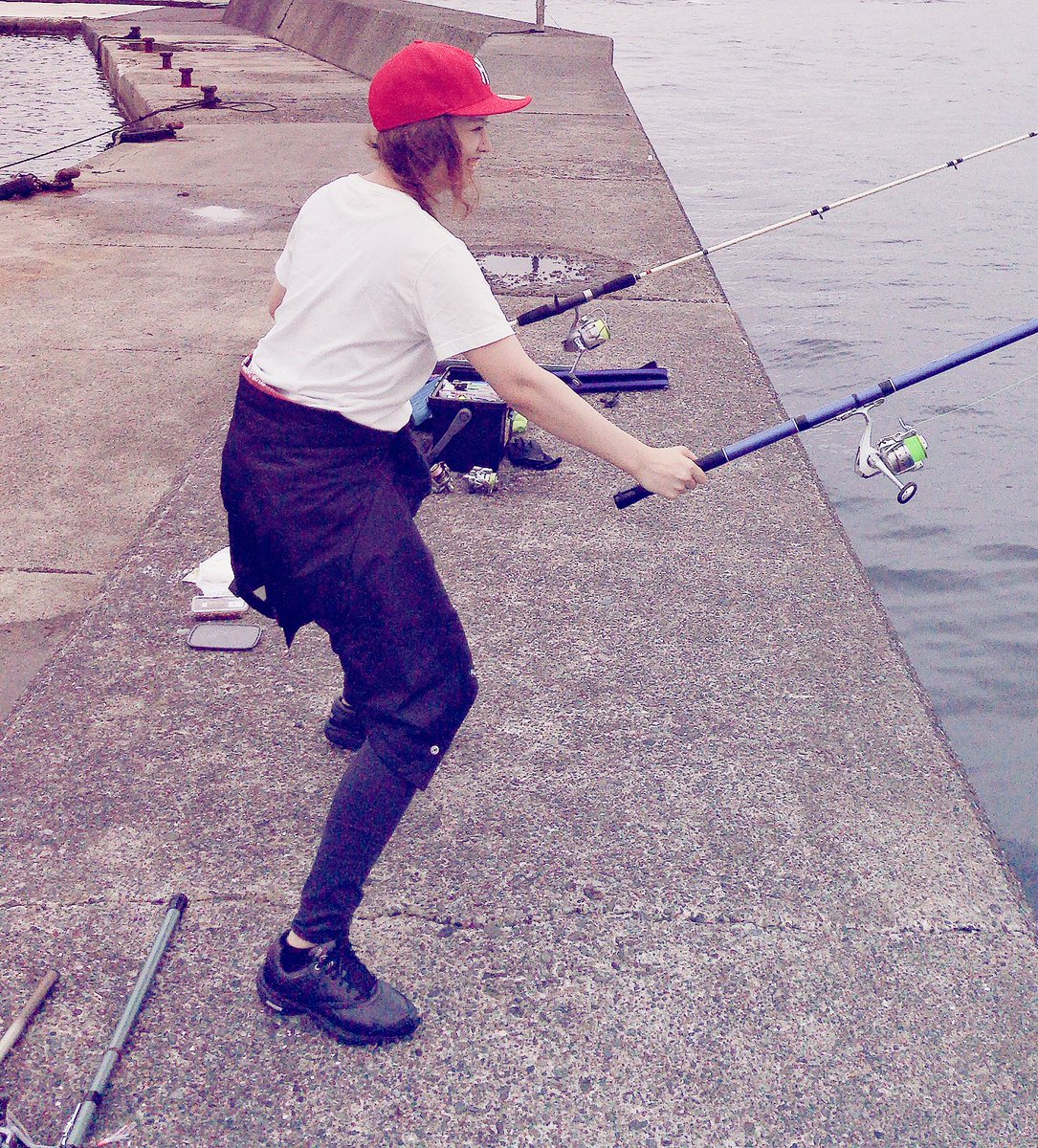 安藤ねね V Twitter 今日は釣りに挑戦しています 人生ほぼ初 二刀流だってこの通り ジャリメ 虫エサ の衝撃 風が程よく雨上がりなので心地よいです 何か釣れますよーに 安藤ねね Andonene Showgate 釣りガール ビギナーズラック 狙い