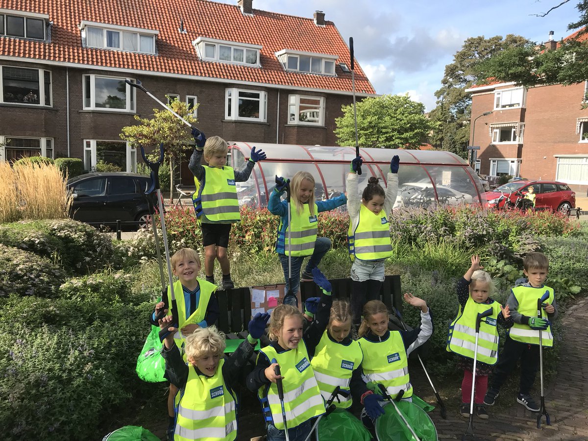 NStemerdink's tweet photo. Wat een toppers die vandaag het zwerfafval in Voorburg-Noord @Gemeente_LV opruimen! Met collega @astrid_eekelen een heel klein handje meegeholpen. #WorldCleanUpDay #SupporterSchoon https://t.co/dfYJ4jR4Dc