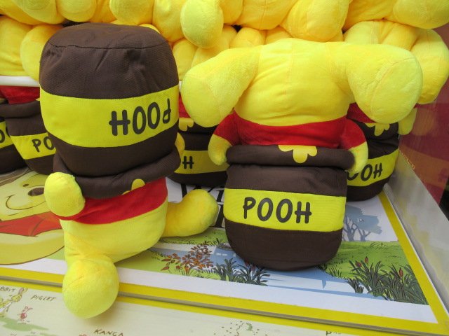 ユーズランド水戸内原店 景品情報 poohハニーポットぬいぐるみ くいしん坊 が入荷致しました 食いしん坊のプーさんが 蜂蜜の入った壺の中に顔を突っ込んでいてとても可愛いですよ ジャンボサイズのぬいぐるみとなっています 是非ご遊戯 ユーズランド水戸内原店 景品情報 poohハニーポットぬいぐるみ くいしん坊 が入荷致しました 食いしん坊のプーさんが 蜂蜜の入った壺の中に顔を突っ込んでいてとても可愛いですよ ジャンボサイズのぬいぐるみとなっています 是非ご遊戯