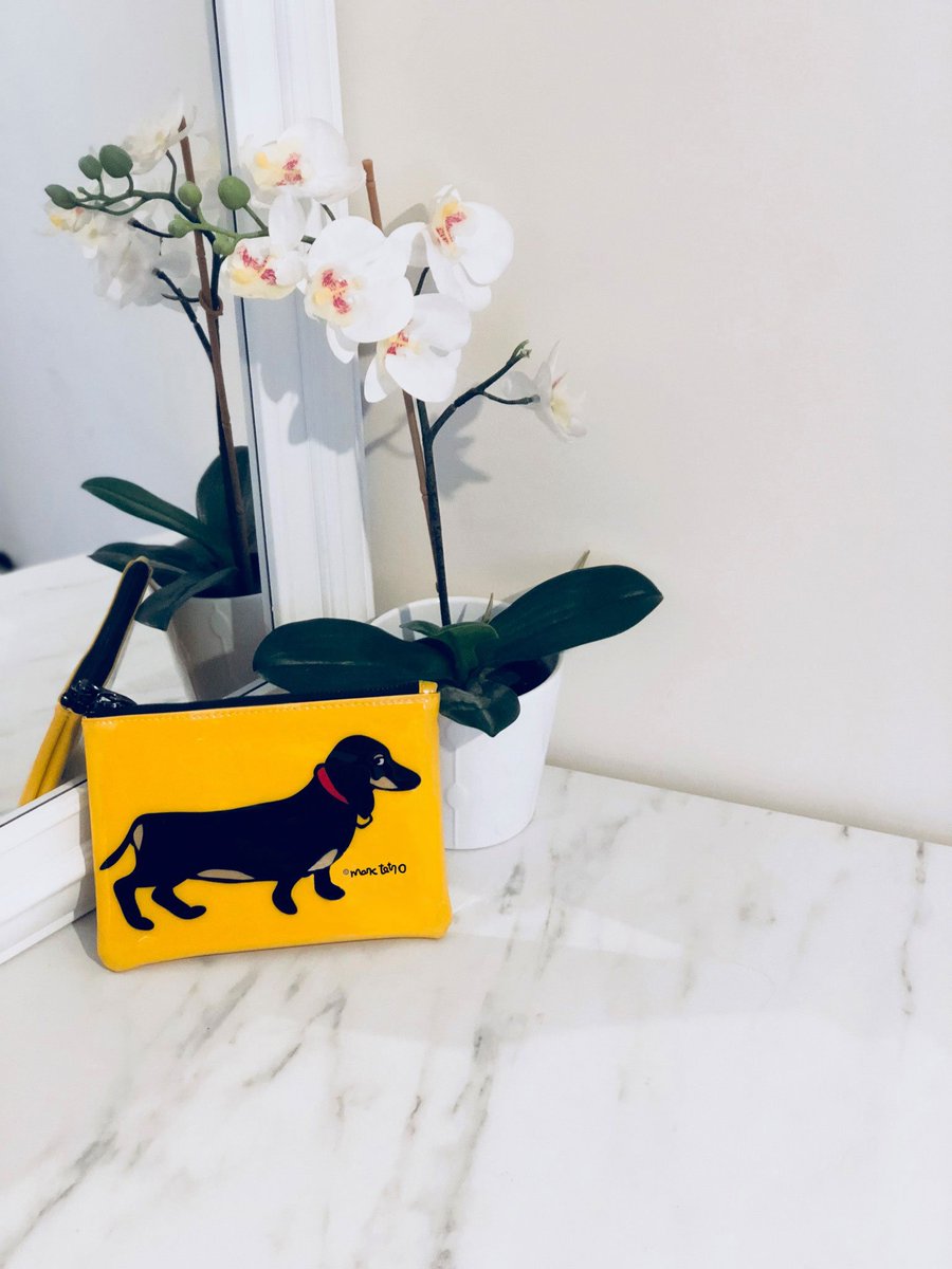 One of our most popular items, the yellow Dachshund pouch, is back in stock! Whether you use it as a makeup bag, clutch, purse or anything in-between, be sure to grab it whilst stocks last! ow.ly/Cc0130lzdxE