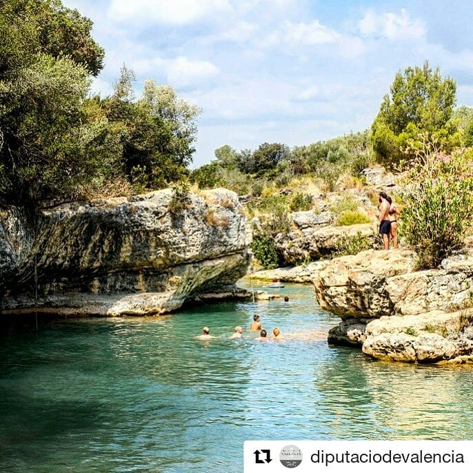 lacanalturismo's tweet photo. ¿Conoces la #FuentedeMarzo? 🤔 un paraje formado por el pequeño lago rodeado de rocas configuradas por el propio río, 💦 donde disfrutar de un entorno natural cercano a la Albufera de #Anna 
📷 Imagen de @dipvalencia

#LaCanalAgua #MediterráneoEnVivo #LaCanalTerritorioturístico https://t.co/lT3IVQfNcc