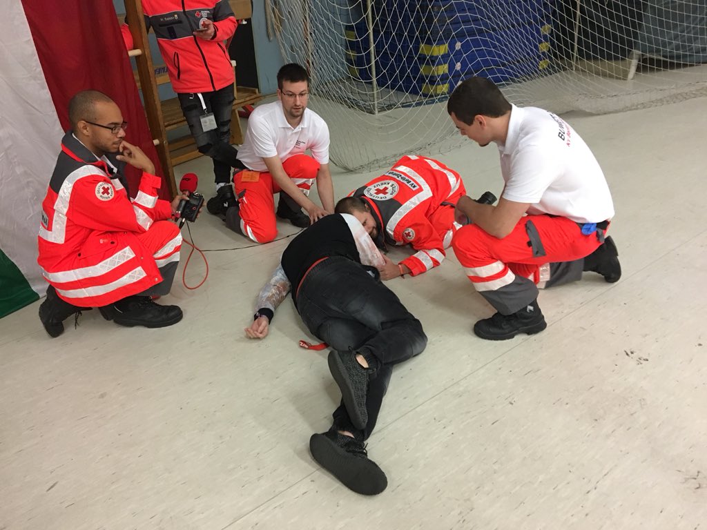 drkzentrum's tweet photo. Der #BuWe18 ist noch nicht gestartet, aber unser Team demonstriert beim Reporter von @RadioSiegen schon einmal sein können!
#DRK #Ehrenamt #SiegeninSiegen https://t.co/r6UIVIibrK