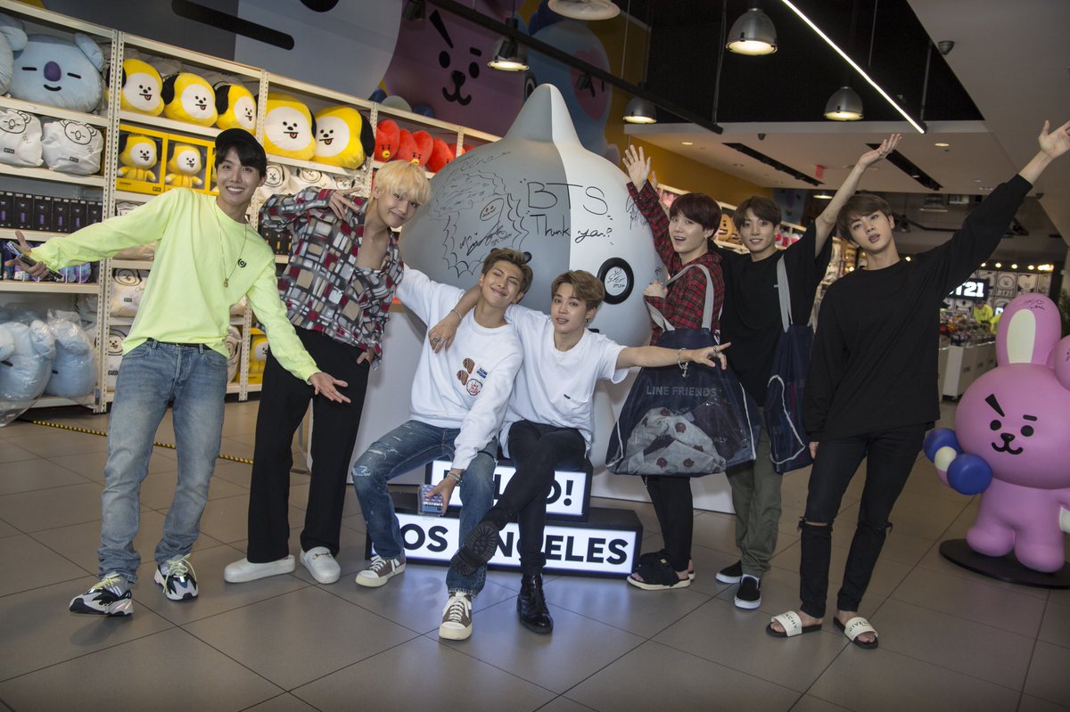 BTSPolishARMY's tweet photo. BTS w sklepie BT21 w LA: https://t.co/cxnB62LuM4
