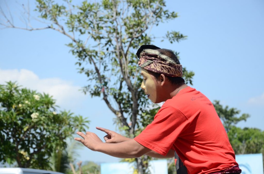 ibespalogai's tweet photo. Mat Kretek: "Setiap pertanian harus bisa menjamin dua hal dari petani, dapur dan pendidikan. Mereka bisa mengusahakan itu. Tetapi seringkali ada usaha sistematis untuk melemahkan pertanian. Salah satunya, Apact yang ingin menekan petani cengkeh."
#tolakapact https://t.co/wE3MPv6vRW