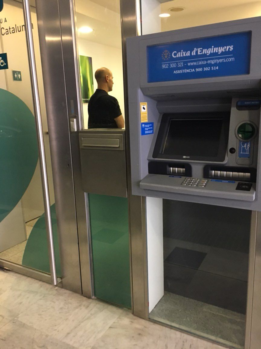 Diuen que "la Caixa" i el Banc de Sabadell varen marxar de Catalunya aviat farà un any. A Vic ja tenim a la Caixa d Enginyers. El seu caixer està ubicat just al costat de "la Caixa" i del Sabadell. Ni oblit, ni perdó.