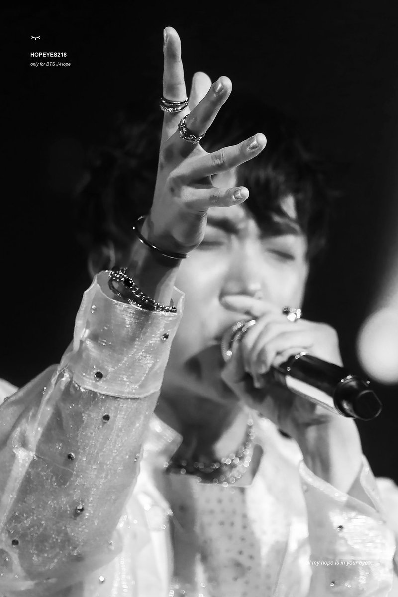 HOPEYES218's tweet photo. 180908 LY Tour in LA

#제이홉 #정호석 #JHOPE 
@BTS_twt https://t.co/U3wex4ADlY