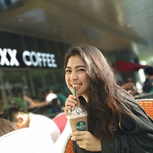 maxxcoffeeID's tweet photo. It's weekend, Maxx Friends! 😆 We're completely agree with what @aprillysharon said, "Forget about the pain, cheer up your life with something sweet like chocochip frappe". Find your mood-boosting drinks at Maxx Coffee outlets 😋
-
#MAXXCoffee #MaxxFriends #MAXXMenu https://t.co/h8anXDOg0y