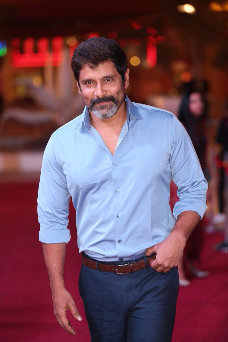 thethangamtv's tweet photo. வயசும் ஆகல...கெத்தும் குறையல
Handsome overloaded pic's of #ChiyaanVikram from #SiimaAwards2018 #SIIMA2018

#SaamySquareTeamInSiima 

#ChiyaanVikram @KeerthyOfficial @aishu_dil #DirectorHari @shibuthameens @sooriofficial  @SonyMusicSouth @proyuvraaj

#SaamySquareFromSep21 https://t.co/Sc9N84a9rP