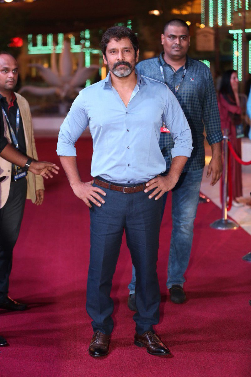 thethangamtv's tweet photo. வயசும் ஆகல...கெத்தும் குறையல
Handsome overloaded pic's of #ChiyaanVikram from #SiimaAwards2018 #SIIMA2018

#SaamySquareTeamInSiima 

#ChiyaanVikram @KeerthyOfficial @aishu_dil #DirectorHari @shibuthameens @sooriofficial  @SonyMusicSouth @proyuvraaj

#SaamySquareFromSep21 https://t.co/Sc9N84a9rP