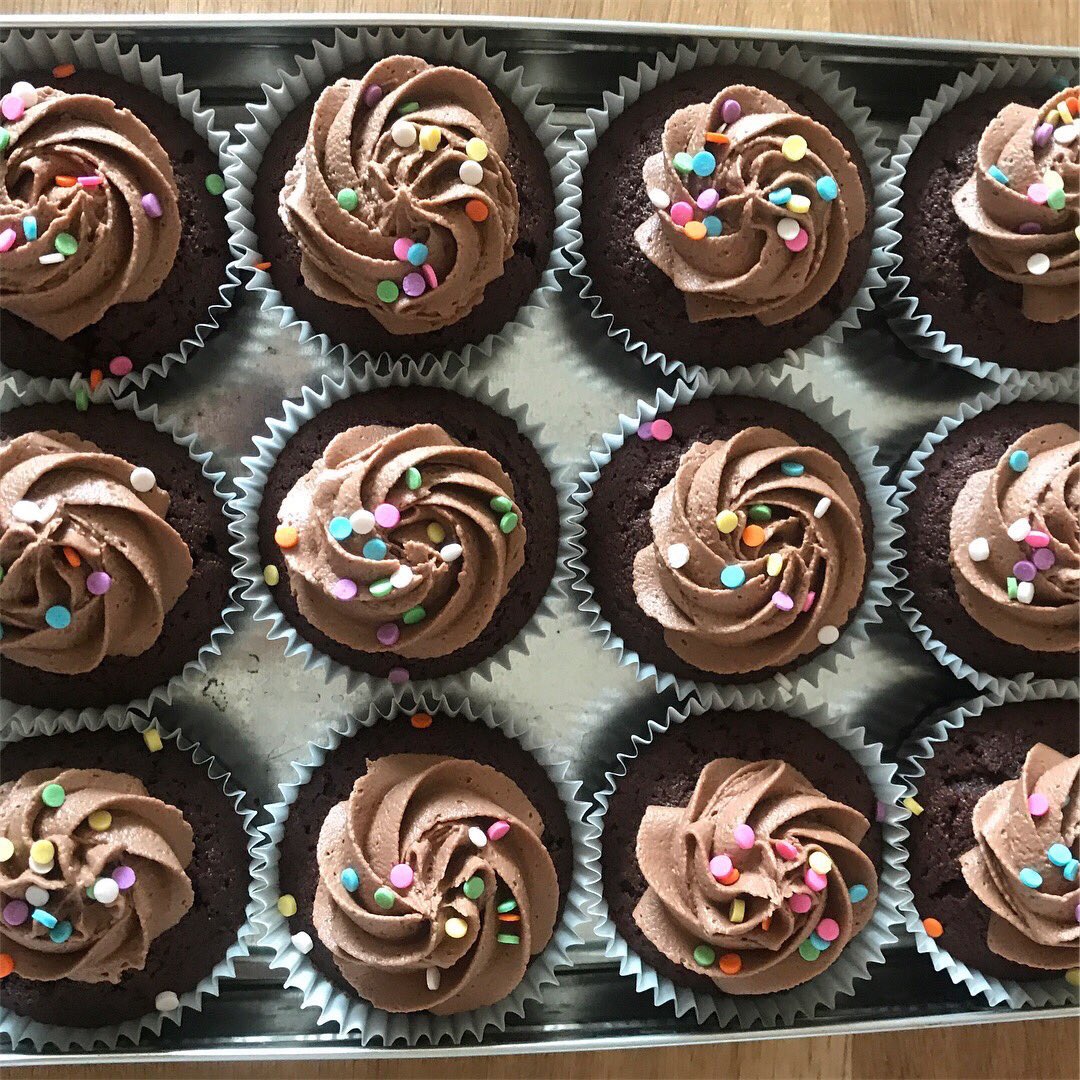 station49fire's tweet photo. It’s exactly 2 weeks until Billingshurst Fire Stations Charity Car Wash! We are pleased to announce that @bethsbakesltd a Local Cake Maker will be on hand with scrumptious recipes, raising money for Macmillan. We look forward to seeing you! https://t.co/B597TxQwGN