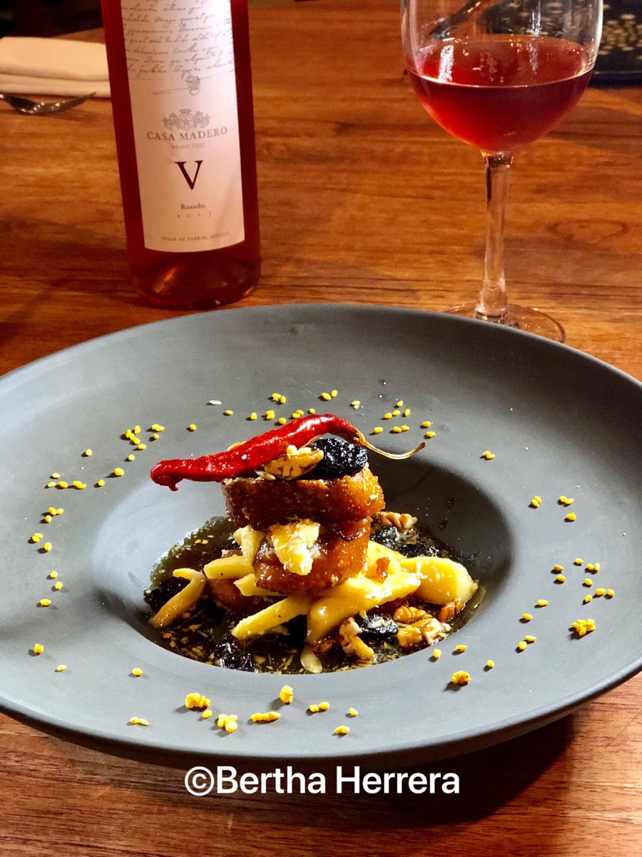 ConApetito's tweet photo. #MiGritoEsPor empezar a festejar las fiestas patrias en @cascabel_cdmx donde @lulachef cocina un menú muy mexicano bien marinado con vinos de Casa Madero. #Hagamospaís https://t.co/9GFui4XDhC