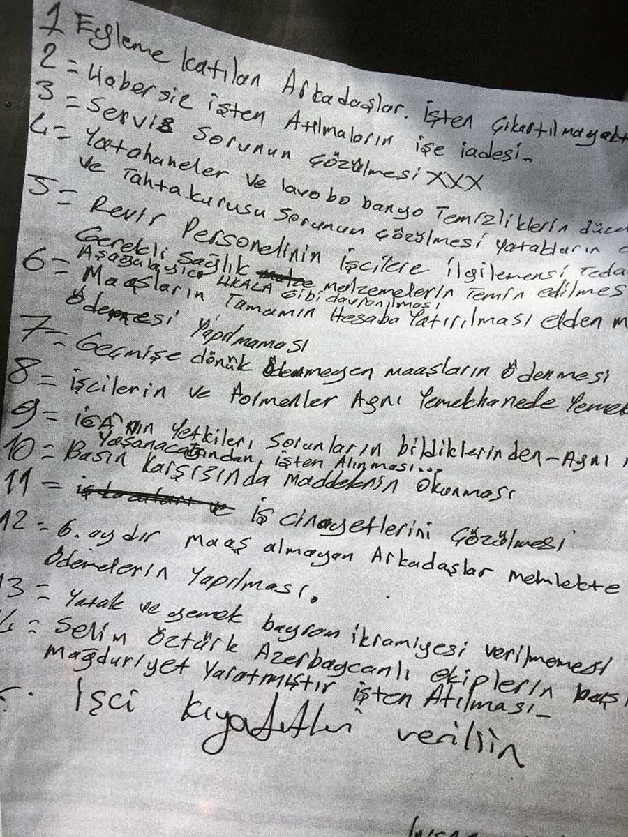 Üçüncü havaalanı işçileri ne istiyorlar diye merak eden varsa... bir kağıt parçasına elle yazdıkları insani şeyler istiyorlar... sadece insani...