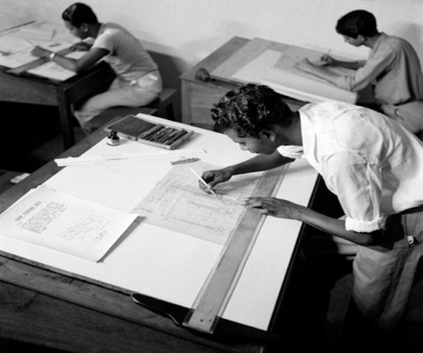 IndiaHistorypic's tweet image. 1954 :: Students at I.I.T Kharagpur Solving Engineering Drawing Exam Paper   #EngineersDay