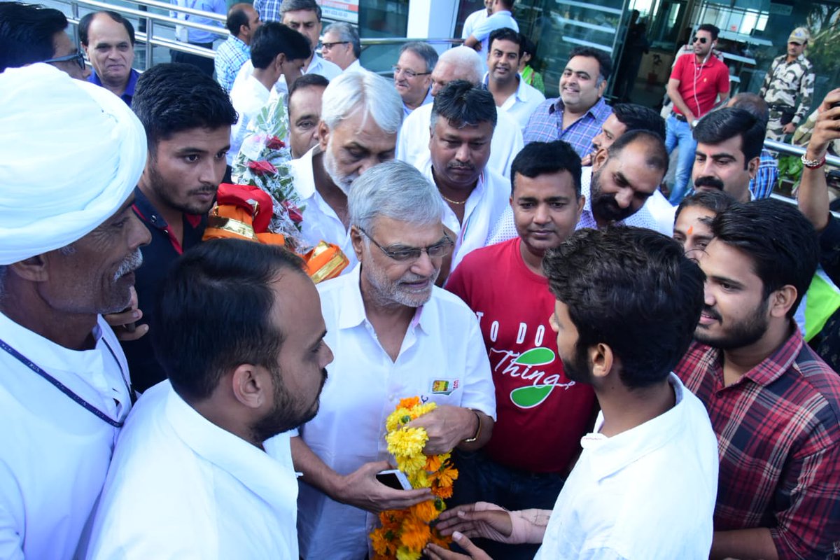 drcpjoshi's tweet photo. Welcomed at #Udaipur airport by @INCIndia volunteers and the people of #Udaipur. https://t.co/oM3faHcZlM